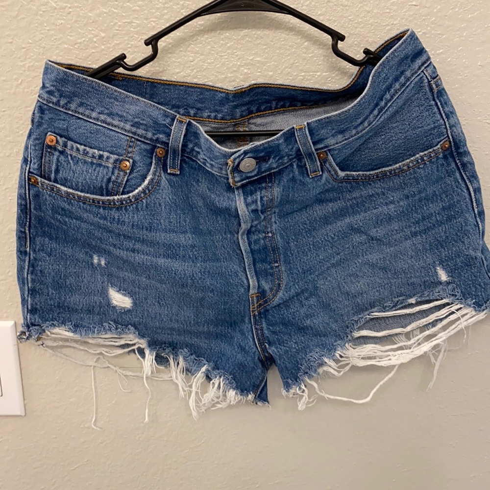 Super cute Levi’s 501 jean shorts